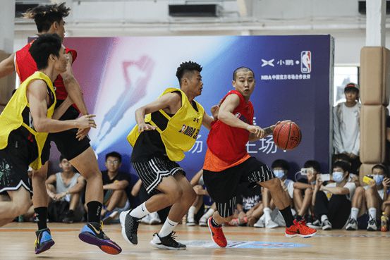 牢牢占据在 牢牢占据在